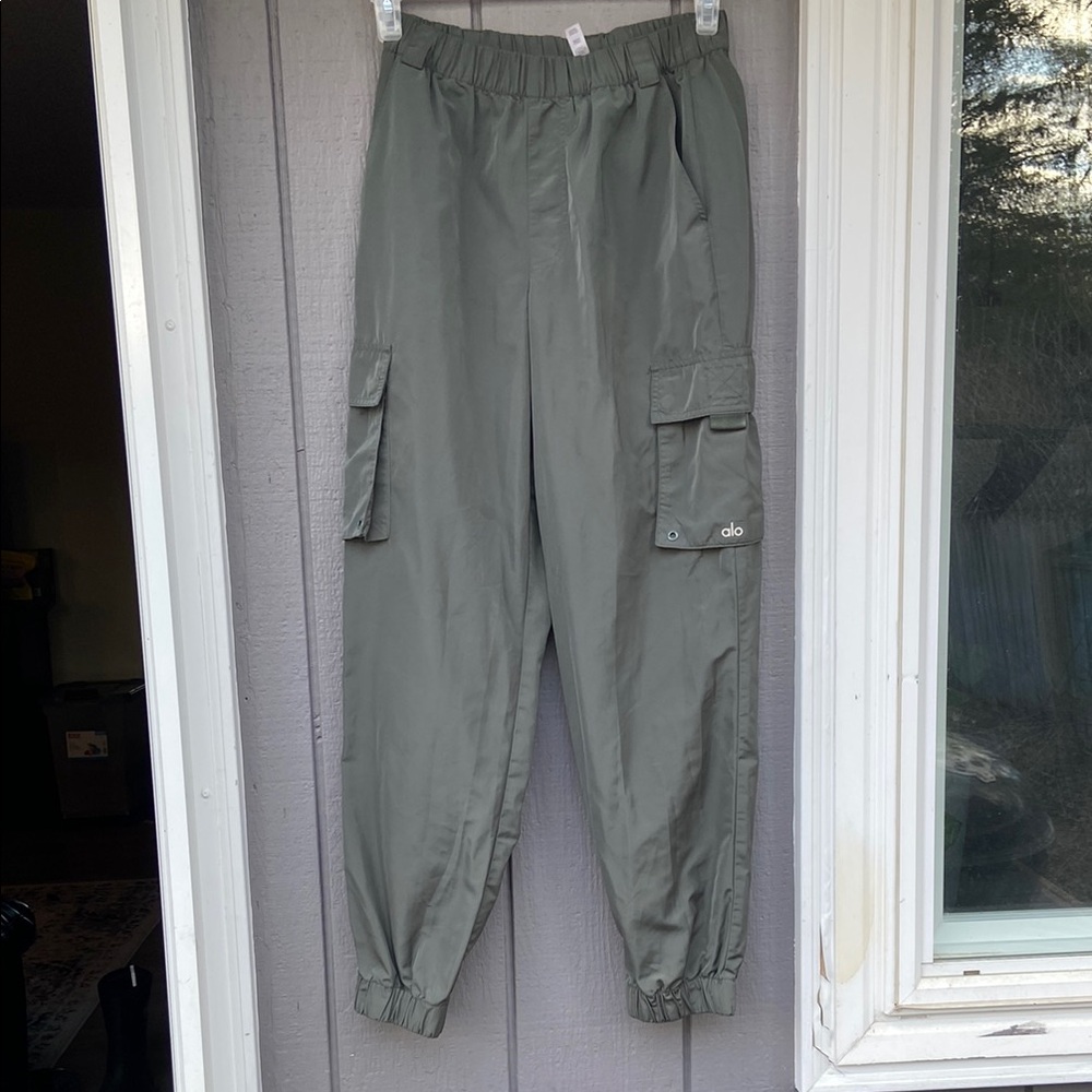 ALO Women’s M Yoga Jogger Green Cargo Track Pants